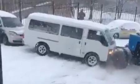„Twitter“ sprogdina video, kaip autobusiukas nusileido nuo apsnigto ir slidaus kalno: tik nebandykite to patys! (Video)