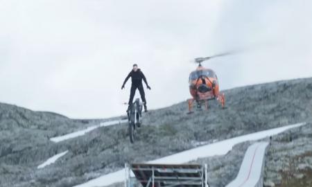 Jokių kaskadininkų, jokių apgaulių: kaip T. Cruise su motociklu atliko „didžiausią triuką filmų istorijoje“ (Video)