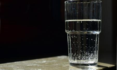 Ar per dieną iš tikrųjų reikia išgerti 8 stiklines vandens?