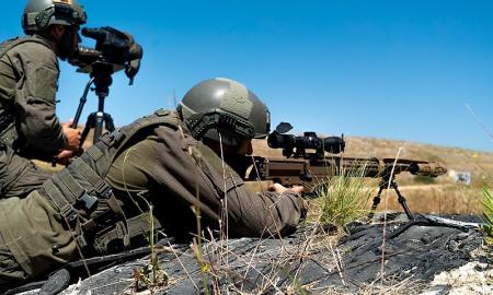 Iš 500 metrų atstumo: nufilmuota, ką snaiperis žaibiškai padarė naktį su „Barrett MRAD“ (Video)