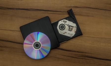 Technologijų istorijos vingiais: kaip ir kodėl išpopuliarėjo DVD diskai?