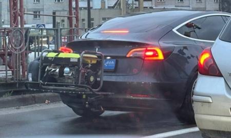 Tik nerodykite šios nuotraukos E. Muskui: Kyjive pastebėta neįprasta „Tesla“ (Foto)