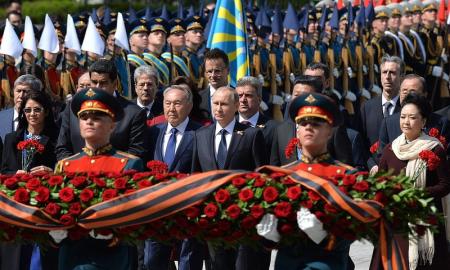 Skelbiamas pagrindinis Rusijos okupantų simbolis: Putinas įvedė griežtą bausmę už jo „išniekinimą“, keičiama istorija dėl Antrojo pasaulinio karo