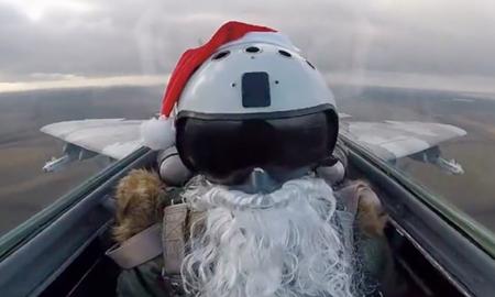 Internetą sprogdina neįtikėtinas video – Kalėdų senelis sėdo į naikintuvą ir ėmė naikinti Rusijos taikinius (Video)
