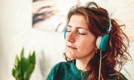 Jei 2 savaites klausysitės tokios muzikos bent 15 minučių per dieną, laimės hormonas organizme padidės net 8 procentais