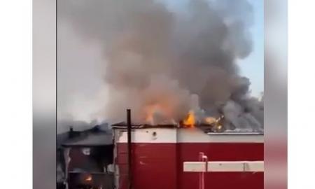 Rusija dega, pranešama apie žuvusius! Milžiniškas gaisras „Belarus“ gamykloje Sankt Peterburge (Video)