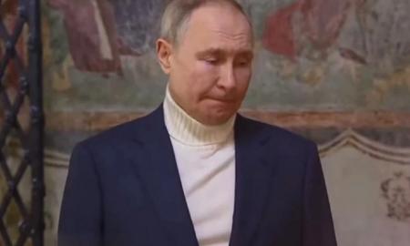 „Stovi, prikandęs lūpą“: keistas Putino elgesys kalėdinėse pamaldose – soc. tinkluose užvirė diskusijos (Video)