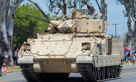 Vokiečių „Marder“ prieš amerikiečių „Bradley“: dviejų monstrų palyginimas – kuris iš jų efektyviau naikins rusus (Video)