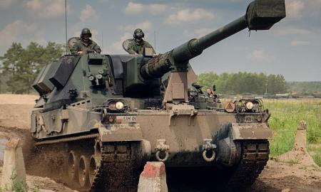 Vaizdelis įspūdingas: nufilmuotas Lenkijos 155 mm savaeigės haubicos „Krab“ interjeras (Video)