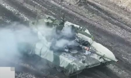 Nepadėjo net moderniausi šarvai – Ukraina švedišku granatsvaidžiu į pragarą pasiuntė tanką T-90M, skelbiamas atakos video