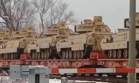 Lenkijoje nufilmuotas galingas sunkiosios karo technikos ešelonas į Rytus: skelbiama, kas vyksta (Video)