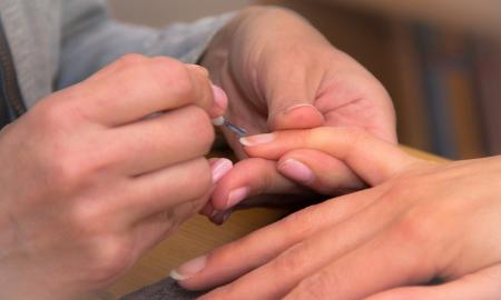 Tamsioji manikiūro pusė: pažeidžia rankų DNR ir kelia mutacijas, susijusias su vėžiu