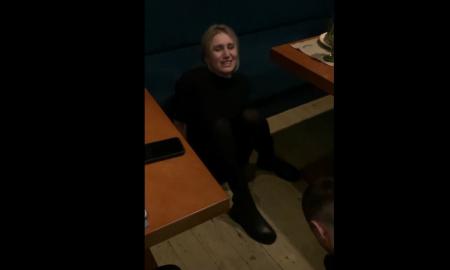 Policija įsiveržė į restoraną, paguldė vyrą ir moterį ant grindų, surakino antrankiais ir taip laikė beveik valandą: nufilmuota, ką padarė drąsi lankytoja (Video)