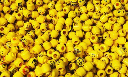Šeši gydytojai vardan mokslo prarijo „Lego“ žmogeliukų galvas – štai kas iš to „išėjo“