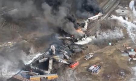 Netikėta katastrofa JAV: sudužo ir užsiliepsnojo traukinys su itin nuodingais chemikalais - gyventojams uždrausta išeiti į lauką, skelbiami epiniai video (Video)
