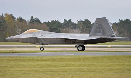 Kažkas keisto JAV oro erdvėje: Bideno įsakymu ką tik smogė F-22 naikintuvai virš Aliaskos - kas vyksta?