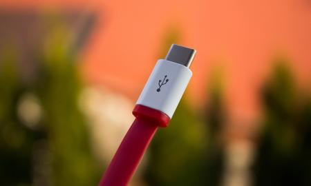 „Apple“ ir vėl visus išdūrė! Sugalvojo neįtikėtiną gudrybę, kaip privers pirkti savo USB-C kabelius