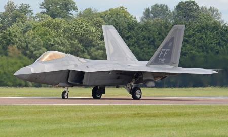 Tai darosi rimta: įvyko oro erdvės pažeidimas - į orą pakelti JAV ir Kanados F-22 naikintuvai, skelbiama apie numušimą