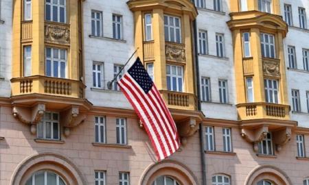 JAV ambasada paragino amerikiečius skubiai palikti Rusiją: kas vyksta?