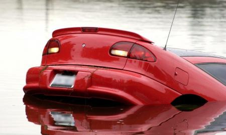 Kaip atpažinti skendusį automobilį?