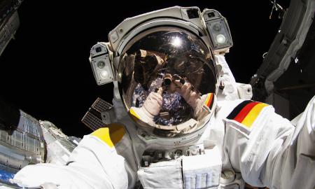 Žvaigždžių karai realybėje – štai kas atsitiks, jei astronauto šalmas prarastų sandarumą kosmose: vaizdas visai kitoks nei filmuose (Video)