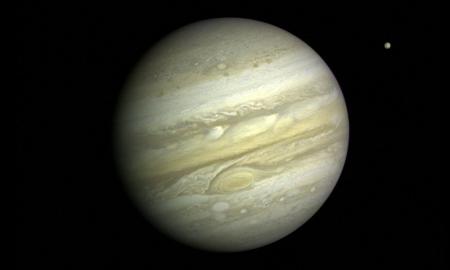 Ar galėtumėte kiaurai peršauti kulką per Jupiterį – dujinį milžiną, neturintį kieto paviršiaus (Video)