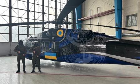 Tikra sensacija! Ukrainos kovotojų gretose pirmą kartą pastebėtas amerikiečių sraigtasparnis „Black Hawk“ (Foto)