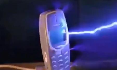 NOKIA 3310 garsėjo kaip itin tvirtas mobilusis telefonas – parodė, kas atsitiks, jei jį įkrausite milijonu voltų (Video)
