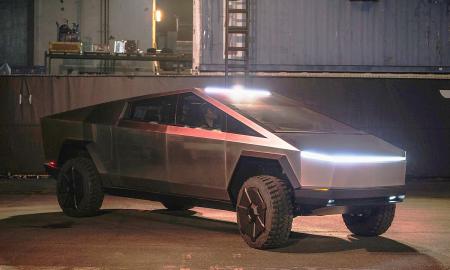 Elektrinis „Tesla Cybertruck“ visiškai netinka bekelei? Skelbiamas skandalingas vaizdo įrašas