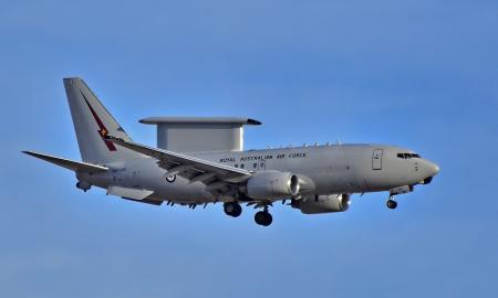 Ikoninės lėkštės nebelieka – JAV pradėjo keisti legendinį AWACS lėktuvą E-3 „Sentry“ naujausiu karo monstru E-7A „Wedgetail“ (Video)