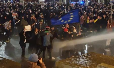Išsigando revoliucijos! Skelbiama, kokį sprendimą priėmė Sakartvelo valdžia po masinių protestų (Video)