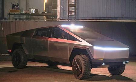 „Tesla“ ir toliau stebina naujovėmis: siūlo kvadratinį vairą