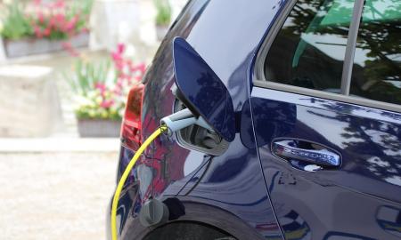 Lietuviai toliau stebina: sukūrė išmanią elektromobilių įkrovimo stotelę – ateityje spręs elektros trūkumą