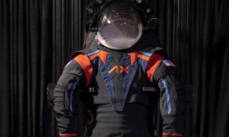„Mobilumas, apsauga, technologijos“: NASA pristato naują futuristinį kostiumą, skirtą „Artemis“ Mėnulio misijai (Foto, Video)