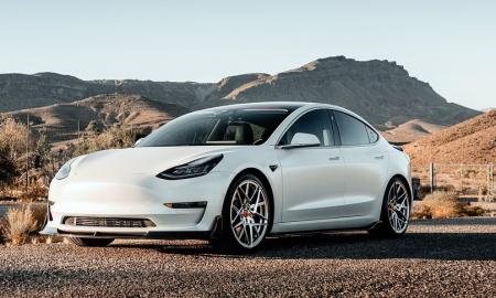 „Tesla“ savininkas skelbia sensaciją – jo programėlė atrakino svetimą automobilį ir leido juo važiuoti