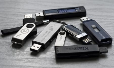 Tai nebejuokinga: TV vedėjui atsiuntė USB atmintinę – visi šokiruoti, kas įvyko ją prijungus