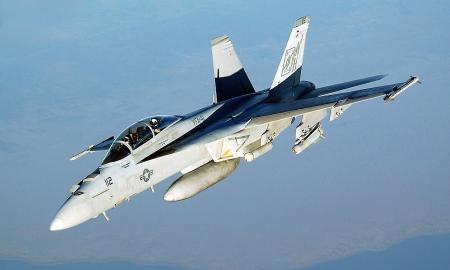 Suomija skelbia drebinančią žinią – Ukrainai gali suteikti F/A-18 „Hornet“ naikintuvus