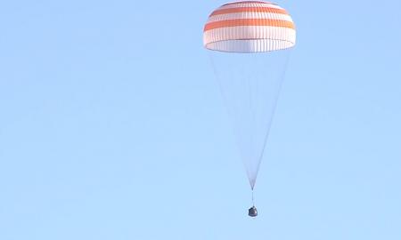 Epopėjos pabaiga – sugadinta rusiška „Sojuz“ kapsulė sugrįžo į Žemę (Foto, Video)