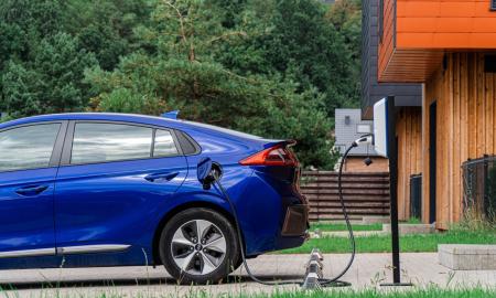 Per trejus metus elektromobilių padaugėjo 5 kartus: vairuotojai ieško EV įkrovimo sprendimų