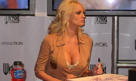 To JAV istorijoje nėra buvę – kas yra Stormy Daniels dėl kurios kilo milžiniškas Trumpo skandalas?