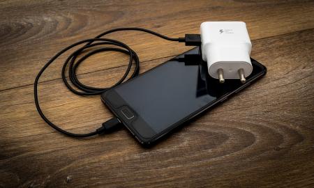 Geriau niekada to nedarykite: iki kokio procento turėtumėte įkrauti telefoną