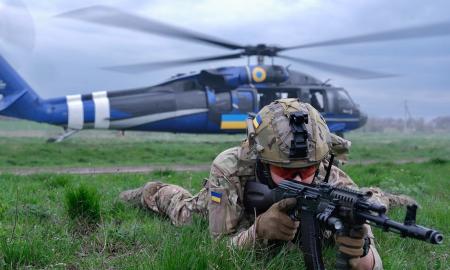 „Sukelia galingą įspūdį“ – „Black Hawk“ įsiveržė į priešo teritoriją (Video)