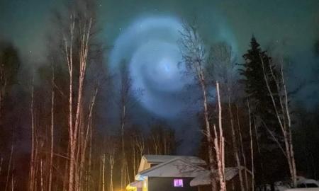 Danguje virš Aliaskos pasirodė paslaptinga spiralinė „galaktika“: kas tai yra (Foto, Video)