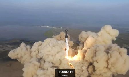 Išsitaškė į gabalus! Elono Musko „Starship“ megaraketos paleidimas virto katastrofa (Video)