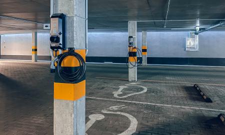 Pirmasis Lietuvoje: kaip įkrauti elektromobilius daugiabučio kieme neplečiant elektros tinklo