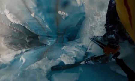 Prancūzų slidininkas stebuklingai išgyveno po to, kai įkrito į bedugnę Alpėse – skelbiamas kraupus video (Video)