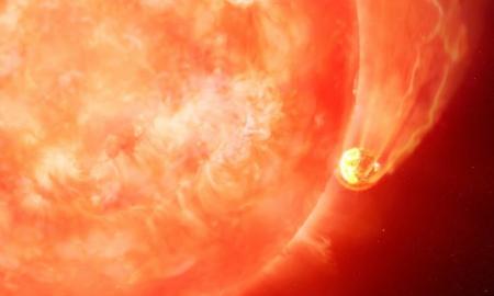 „Matėme, kaip ji miršta“. Pirmą kartą tiesiogiai stebėta, kaip svetima Saulė praryja planetą! (Video)