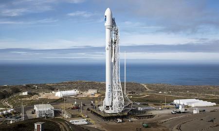 Užfiksavo neįtikėtiną akimirką: pakilimo aikštelėje į „SpaceX“ raketą trenkė žaibas (Foto)