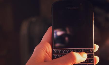 Į Lietuvą atkeliavo išskirtinis filmas „BlackBerry“. Milžiniška sėkmės istorija ir didžiulis žlugimas