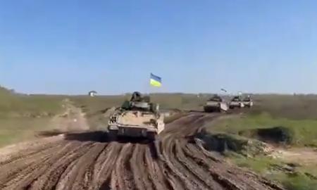 „Netrukus pamatysime juos dažniau“: skelbiami galingi M2 „Bradley“ vaizdai su Ukrainos vėliavomis (Video)